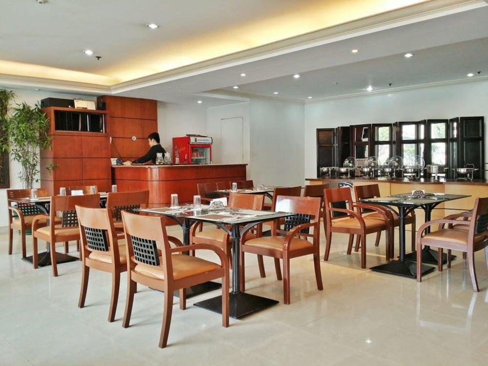 Richville Hotel Мандалуйонг Экстерьер фото