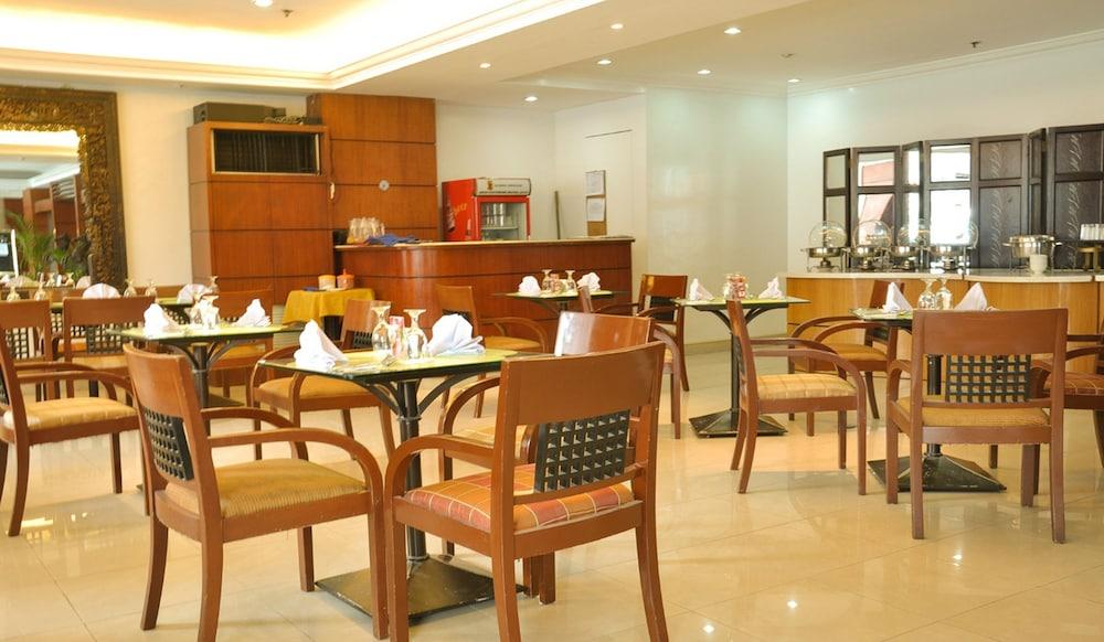 Richville Hotel Мандалуйонг Экстерьер фото
